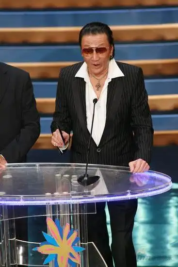 图文:金紫荆颁奖--谢贤颁奖 表情怪异