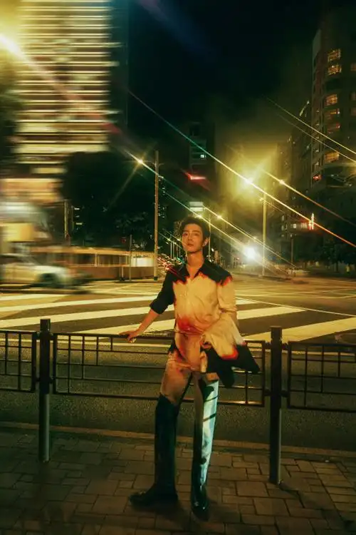 肖战cue身材#桌子,洗手台,门把手,阳台,路边的栏杆,展览台,肖战低腿