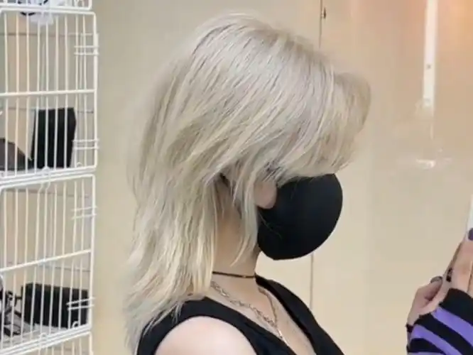 酷酷白金色中长款狼尾鲻鱼头少年感满满可扎可散的发型 狼尾鲻鱼头|i