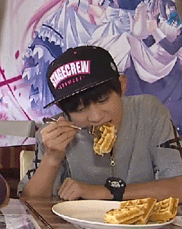 易烊千玺gif吃货gif华夫饼gif好吃gif