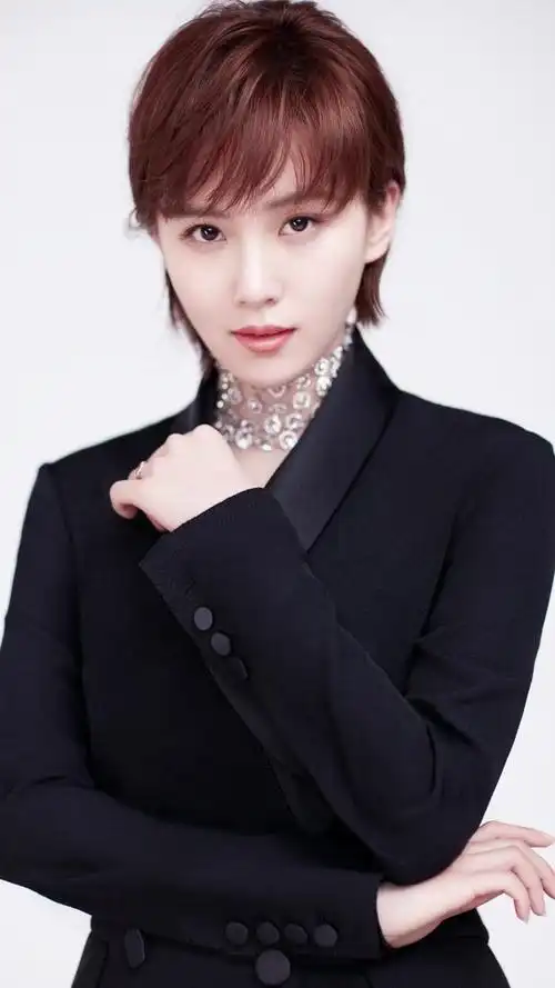 刘诗诗精美壁纸:短发照样不失美感,还有股英气!