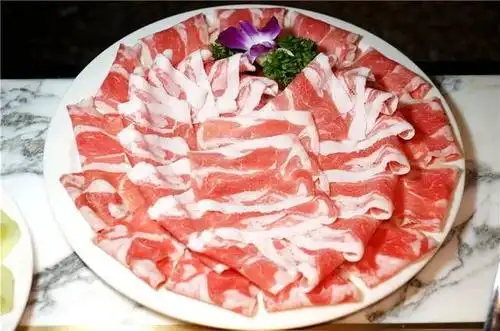 每片肉都片得极薄,摆放在盘里, 鲜嫩得仿佛还在微微颤动~牛羊肉都是