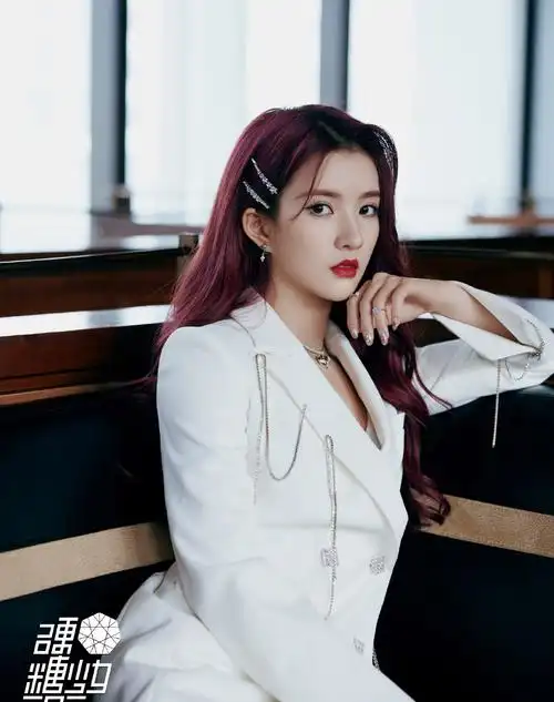 > 刘些宁白色链条西装性感写真(9/9)