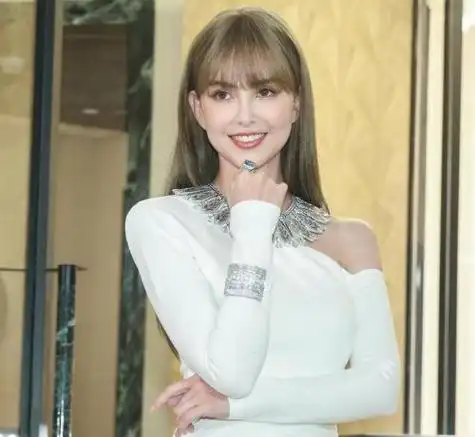 昆凌白色高开叉长裙贵气十足齐刘海造型减龄又养眼