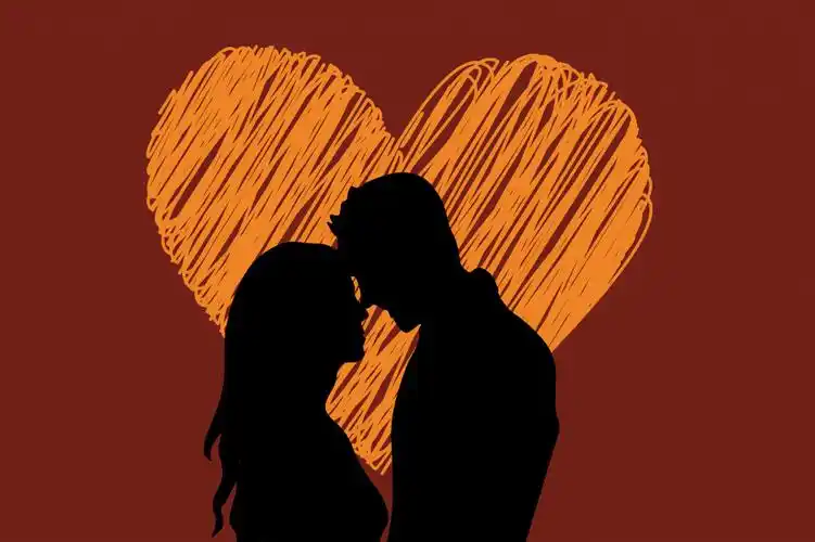 相拥的情侣浪漫剪影