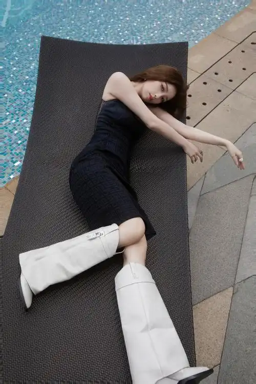 虞书欣薄纱露背连衣裙