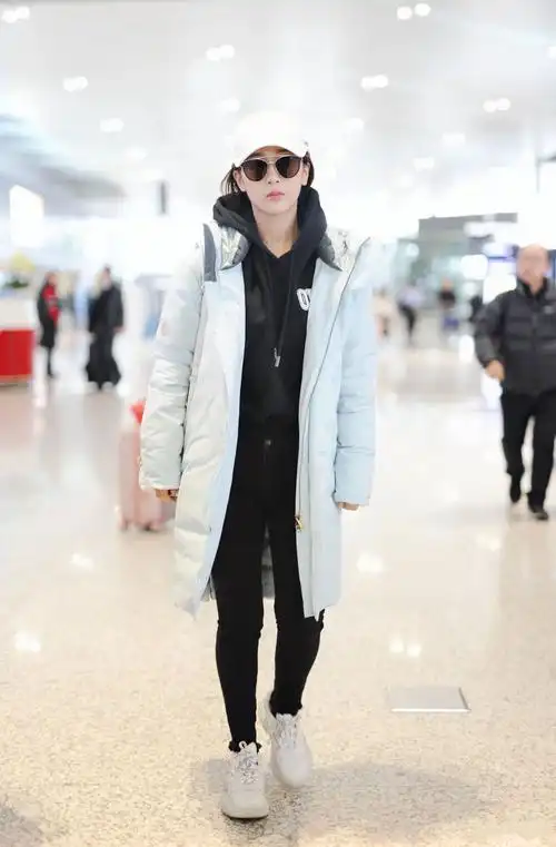 杨紫现身机场,薄荷绿大衣清新帅气,被粉丝这样"调戏"