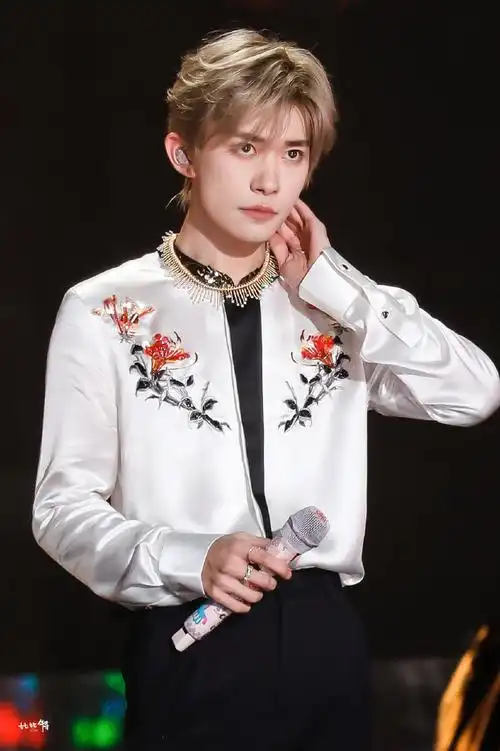 t杂志集齐tfboys##易烊千玺十周年演唱会单人机位