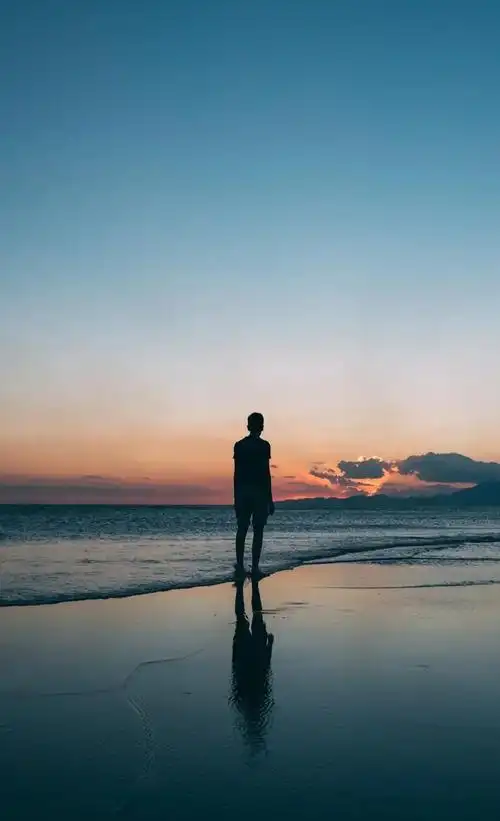 当你远望别人的背影时 你的身影 何常不是别人远望的背影 人生每走一