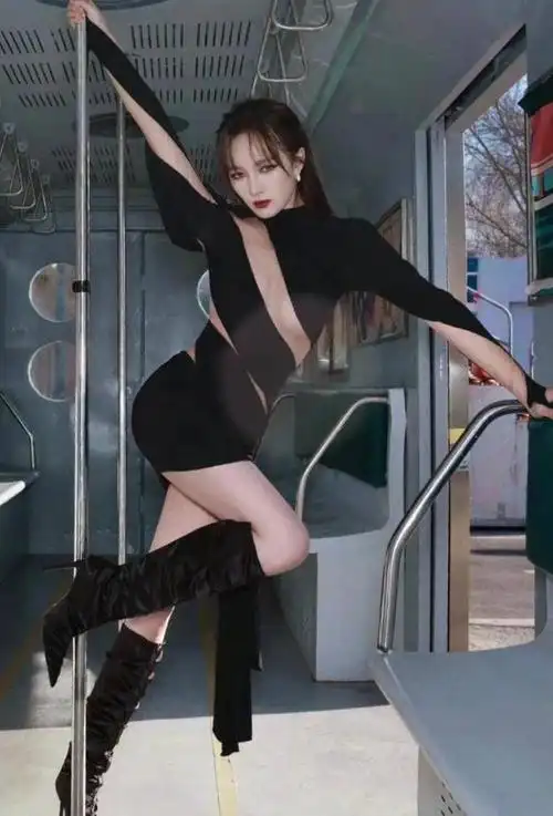 的孟佳也不是个例,还有倪妮,高叶等人,也在尽情地彰显自身的身材优势