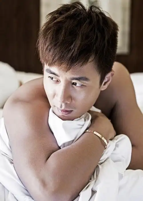 百科星闻#近日,@杜淳自传中的一组写真大片首次曝光.