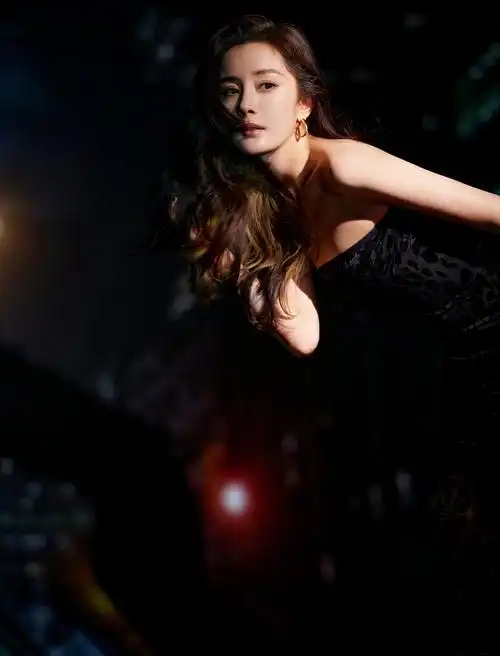 杨幂光影交错狂野冷御风化身暗夜女神写真图片_布阁拉