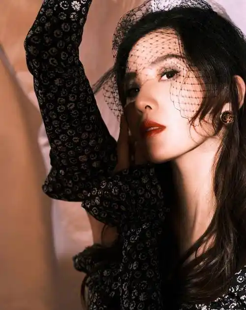 刘诗诗时尚芭莎年度派对造型,印花长裙搭红唇烟熏妆,冷艳魅惑_线条