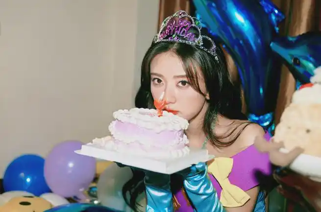 梁洁复古多巴胺甜心#梁洁生日复古多巴胺写真释出,就是说这组牛仔