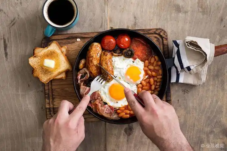 男人_吃饭_英国人_早餐_木质_亮光_桌子_俯视_图片大全—全景创意图库