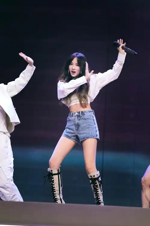 耀启新程 美自成光#女性的美不止有一种模样,孟佳的舞台真的很有态度