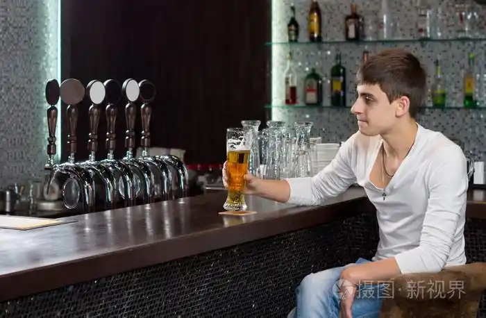 在一家酒吧喝啤酒孤独的人