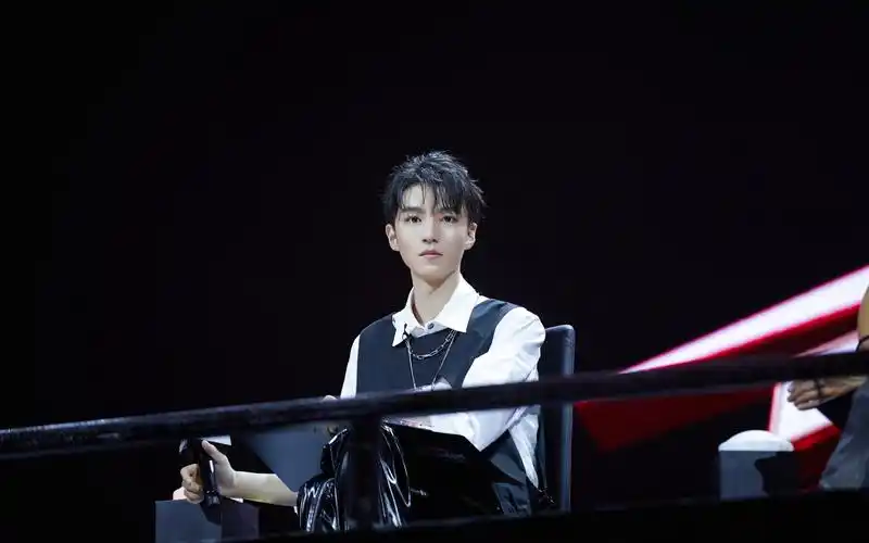 王俊凯锡纸烫清爽帅气桌面壁纸