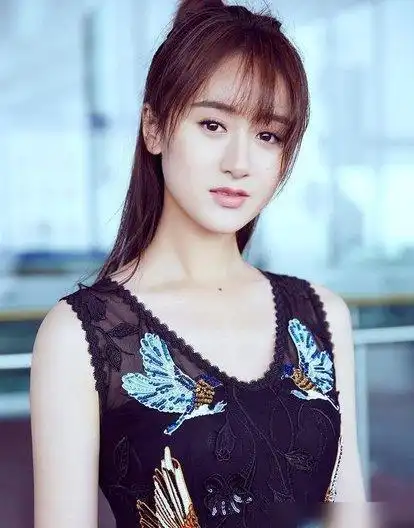 袁冰妍与金晨这对多年前的老搭档不和机场见面竟然形同陌路