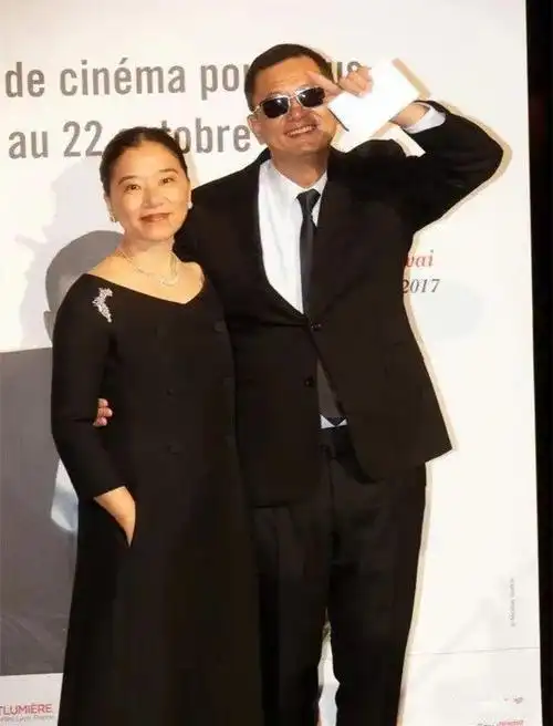 导演王家卫老婆气质端庄从来不靠颜值穿黑裙穿出了富态贵气