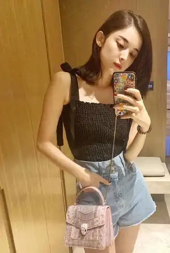 古力娜扎私服美爆了,穿黑色吊带加超短裤,小蛮腰大长腿一样不落