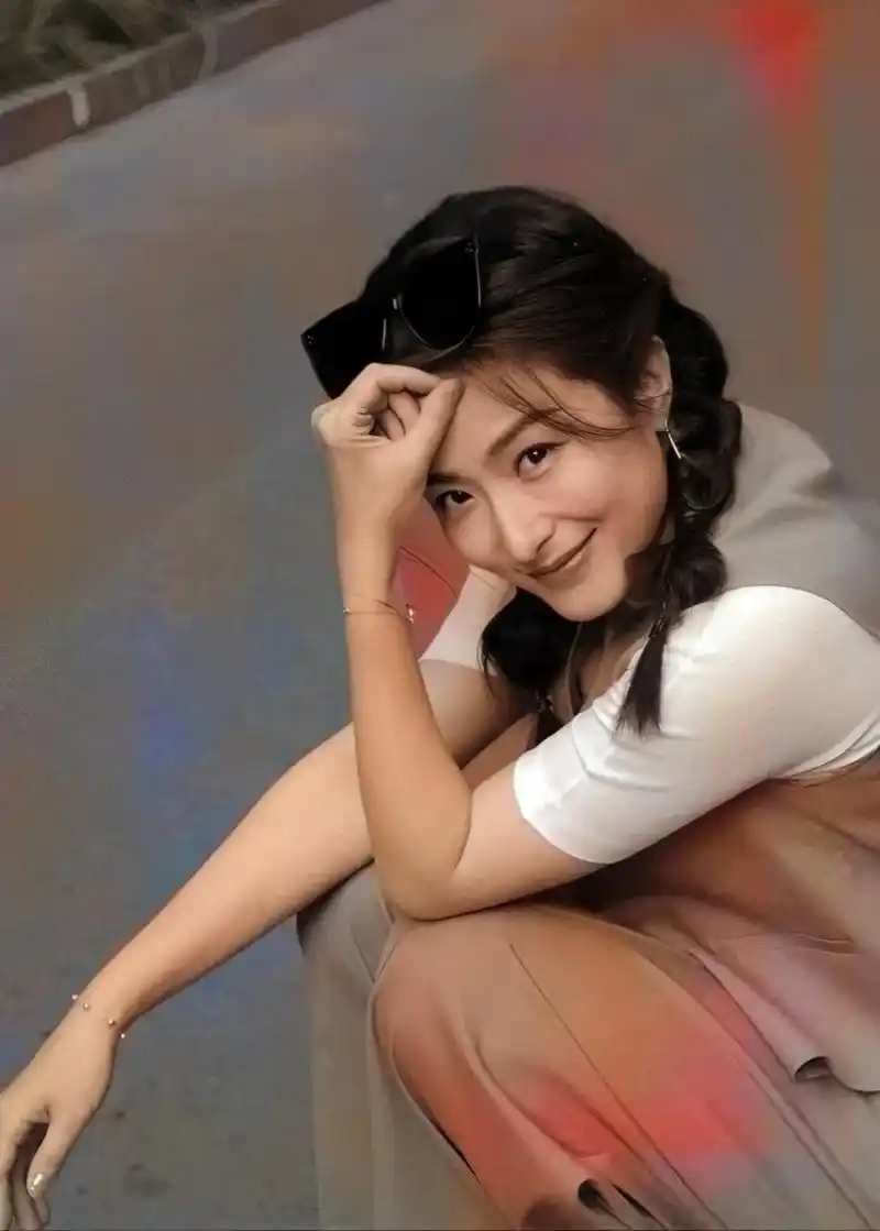 照片中,徐百卉身着军绿色裤装,白色t恤,耳饰风十足,英姿飒爽,优雅非凡