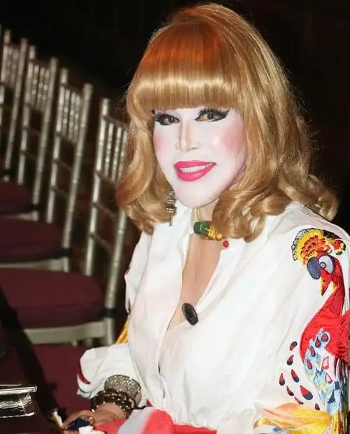 81岁富婆每天化浓妆,脸部僵硬像戴假面具,得癌不忘和男模拍写真_玛丽