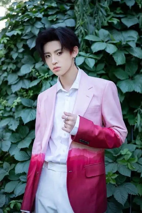 小鬼王琳凯央视端午晚会##小鬼把红霞穿在身上