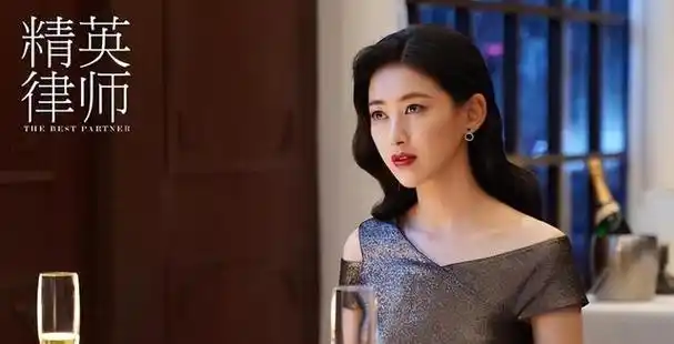 另外,有流言蜚语称,这些服装并不是剧组的财产,实际上是朱珠个人的.