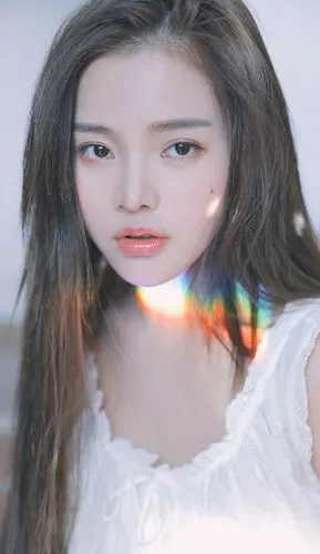 大眼美女模特丰满嘟嘟唇诱惑大胆写真