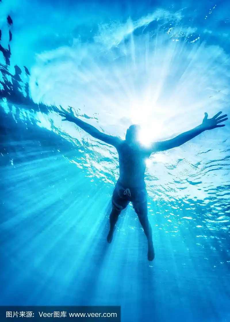 快乐地在海里游泳