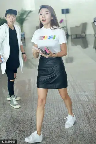 何穗玩身高压制牵程晓玥似姐姐与妹妹 李小璐遭男粉丝贴脸合影尴尬