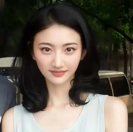 成龙不敢碰她,甄子丹搂不到她,王思聪不敢撕她,却被他当众亲了