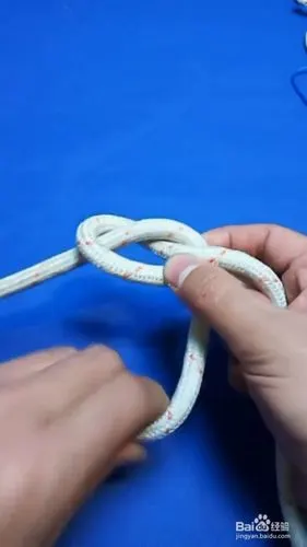 然后将另外一根绳子从最底部穿过