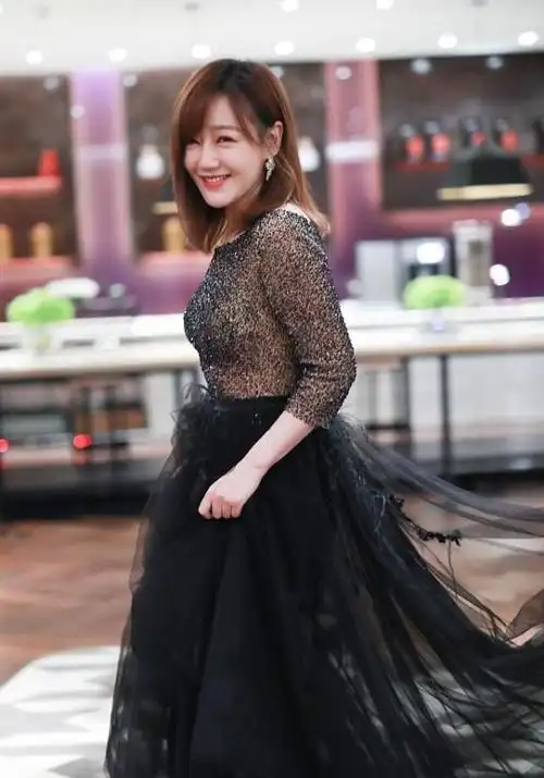 薛佳凝真成熟了不少亮片裙拼接薄纱裙摆虽然小腹有肉但不减分