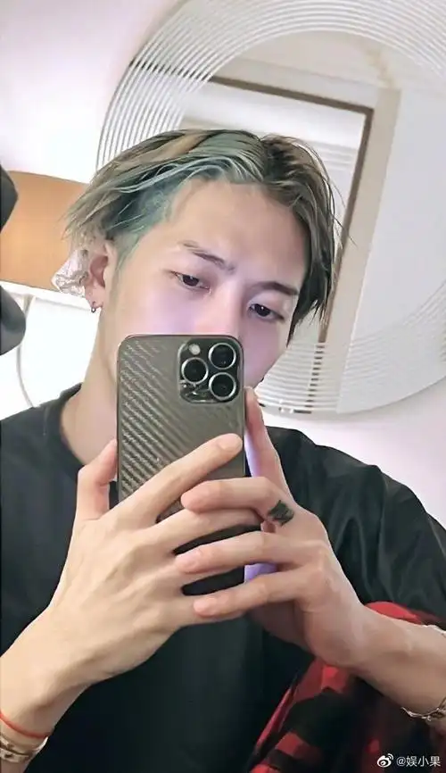 王嘉尔晒新发色自拍##王嘉尔晒染发对镜自拍