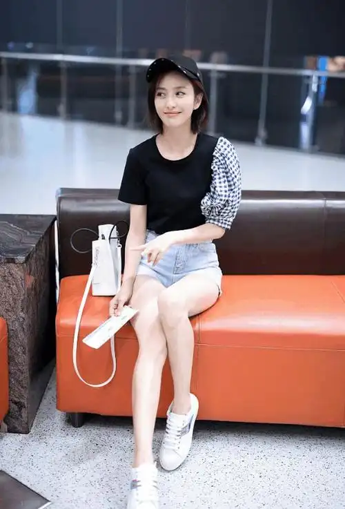 佟丽娅穿袖上衣配短裤秀细美腿变潮气