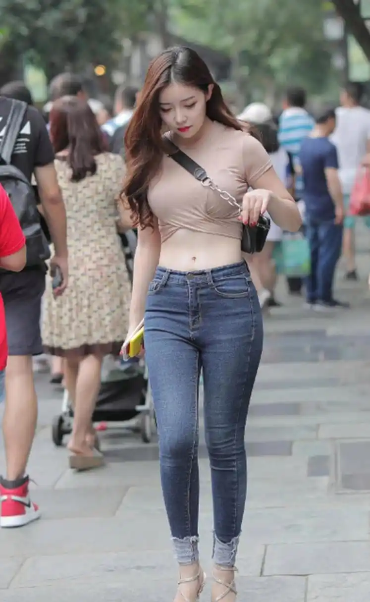 极品的牛仔裤美女#日常穿搭# #时尚街拍美女#
