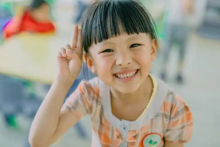 参加了孩子的户外活动,看到这个爱笑的小女孩,真是天真无邪.