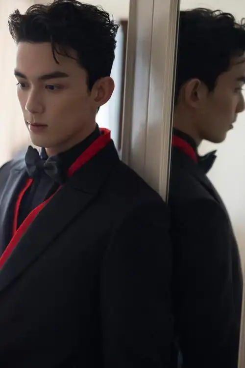 吴磊一抹中国红红毯造型