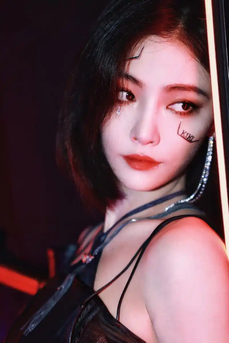 许佳琪短发黑色魅力穿搭,解锁更好的自己