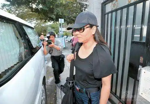 2000年,毛玉萍和周正毅的个人财富已经达到几百亿,周正毅也一跃成为了