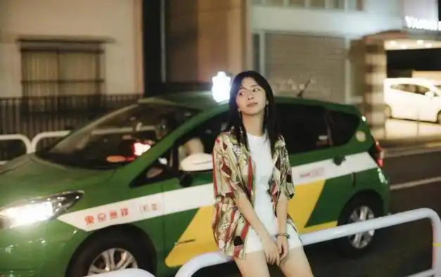 谭松韵真会穿白色t恤外搭花衬衫32岁却像一副18岁的样子