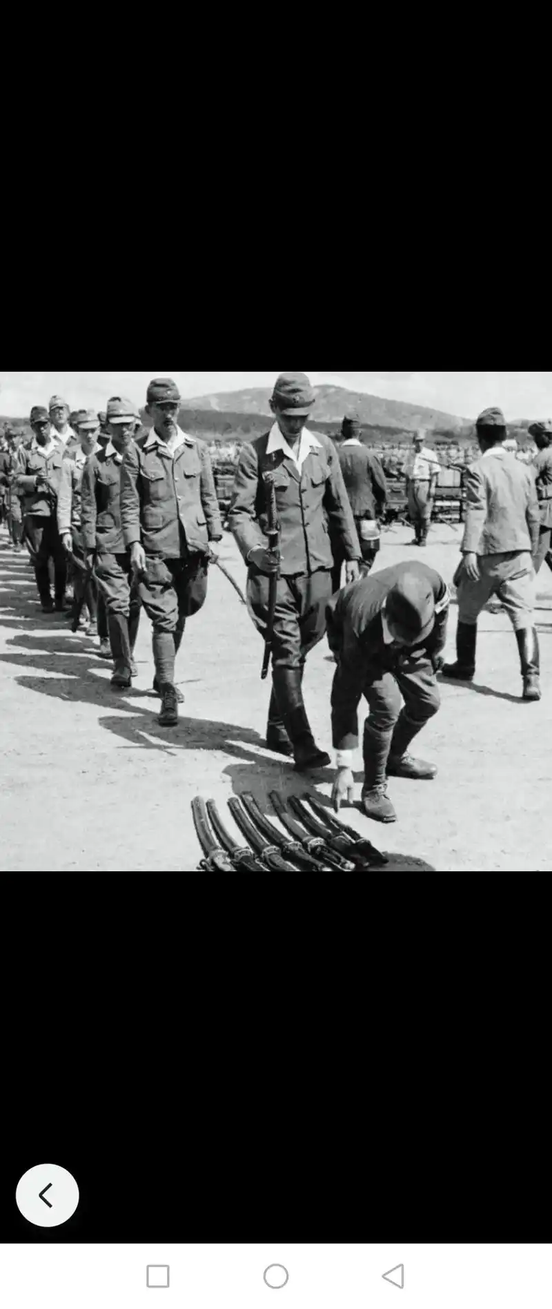 1945年日本鬼子投降时的几张老照片,在中国烧杀抢掠不可一世 - 抖音