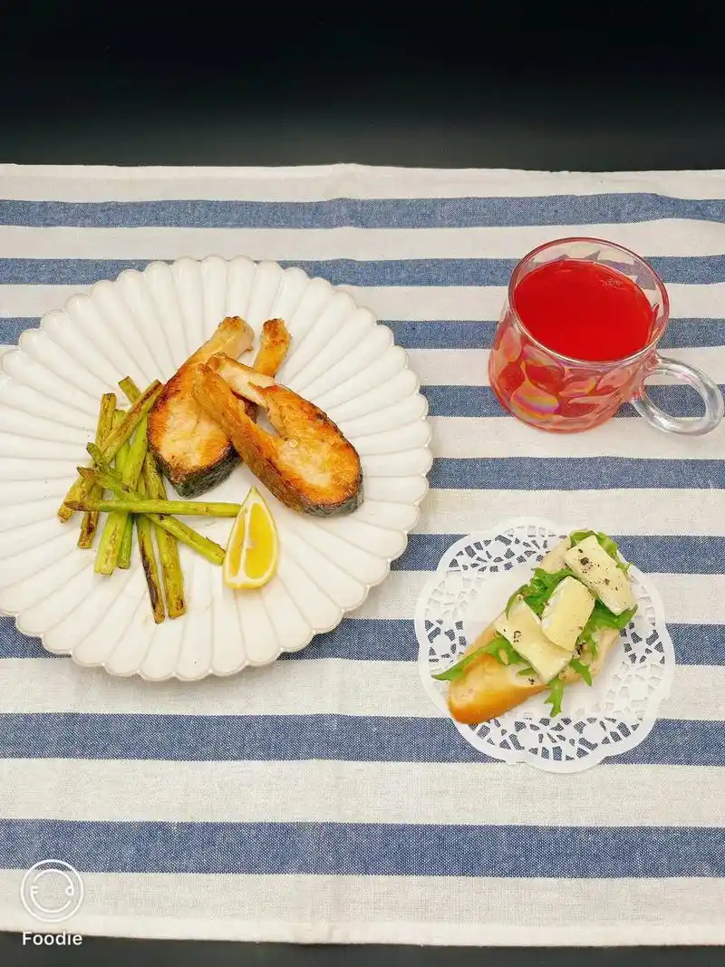 我的美食日记.今天的晚餐做好了!一个人依然偷懒! 香煎三文鱼 - 抖音