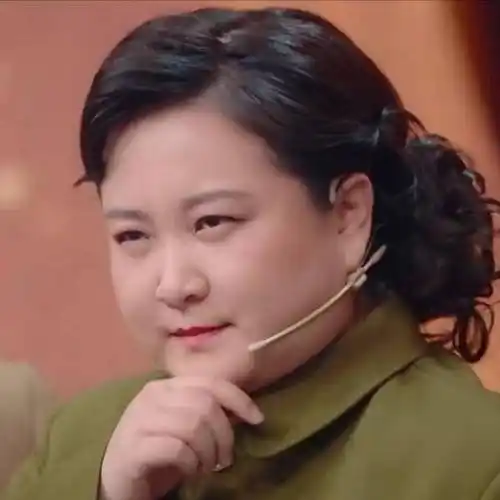 从"女神"变成"女汉子"的贾玲,越来越受欢迎"梨涡笑"太甜了_喜剧_刘海