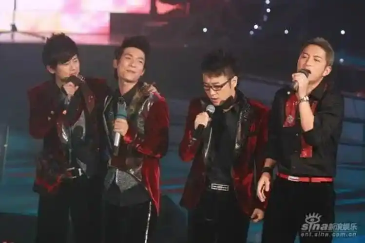 20岁登顶的超女快男,40岁依然在场