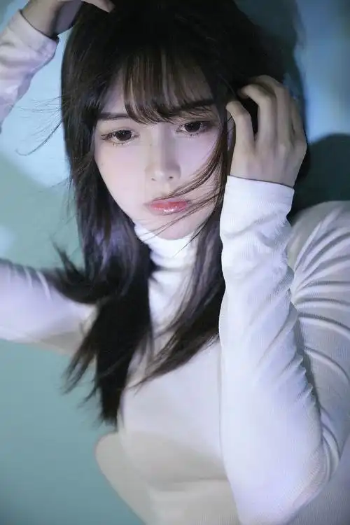 性感大眼萌妹白皙大长腿诱惑写真图片