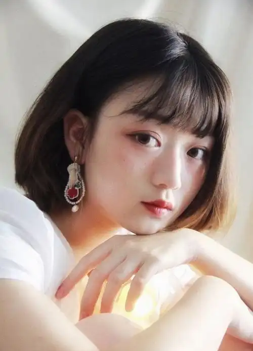 圆脸少女 刘海中短发发型