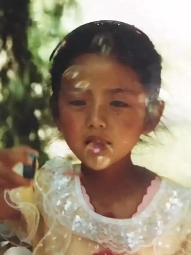 这次,佟爸又晒出了女儿佟丽娅从小到大的照片,小时候的佟丽娅五官很好